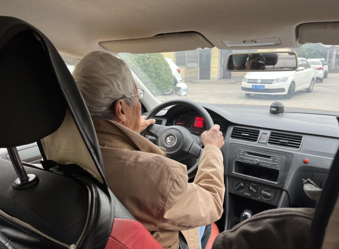 记忆力训练方法有哪些，95岁老伯学车记：完成首次小路模拟考，拿到驾照后教练还要跟车