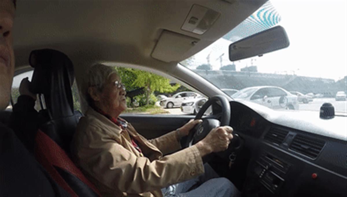 训练记忆力的方法，95岁上海老伯学开车，年龄真不是天花板